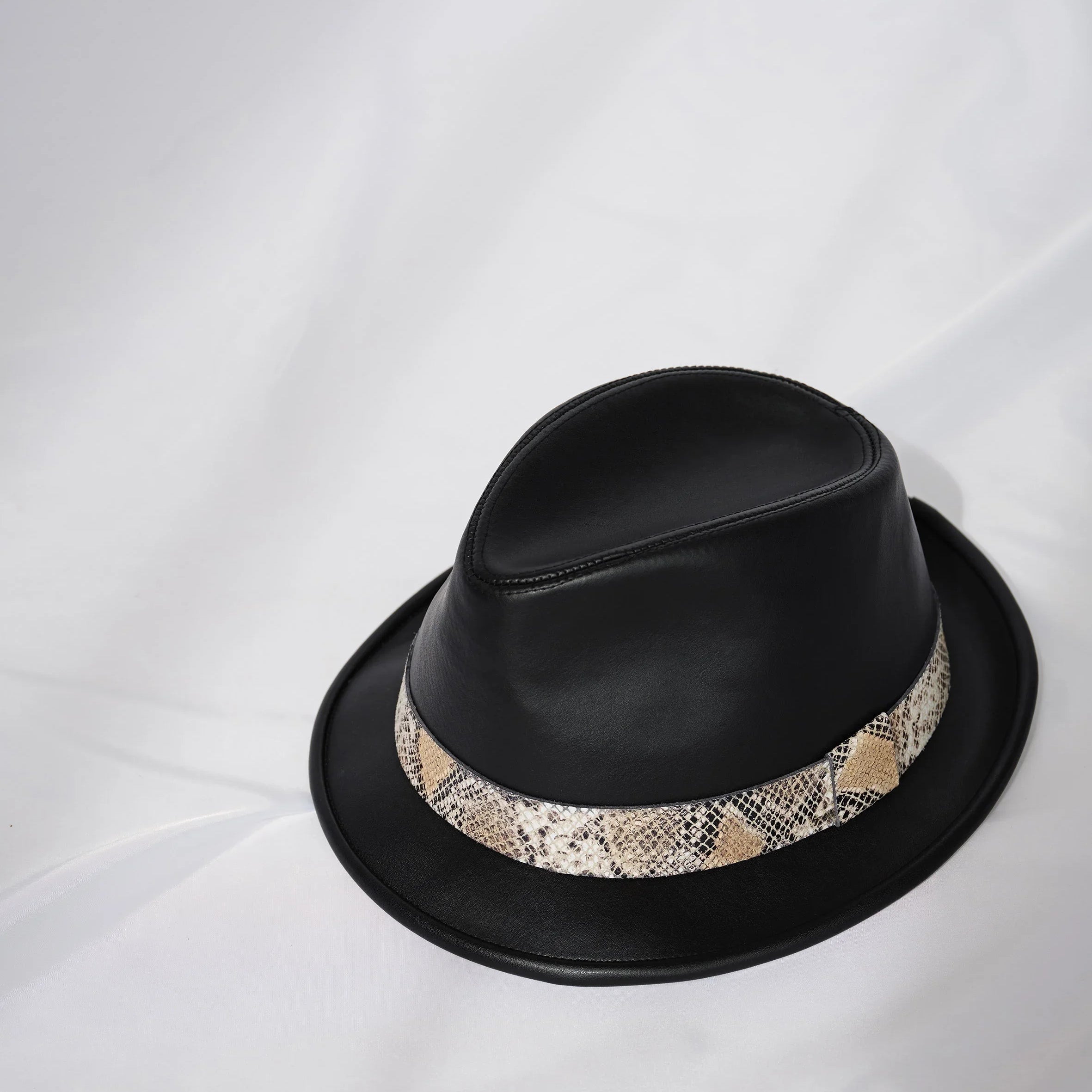 Anne_Schollenberger_hat_black