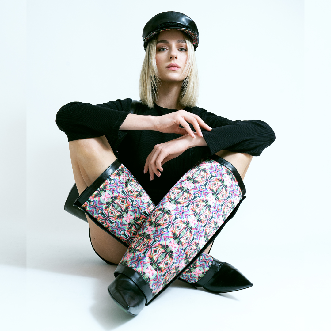Frau mit Bakerboy Cap in schwarz und Yve Boots in schwarz mit Schaft im Kunst Design
