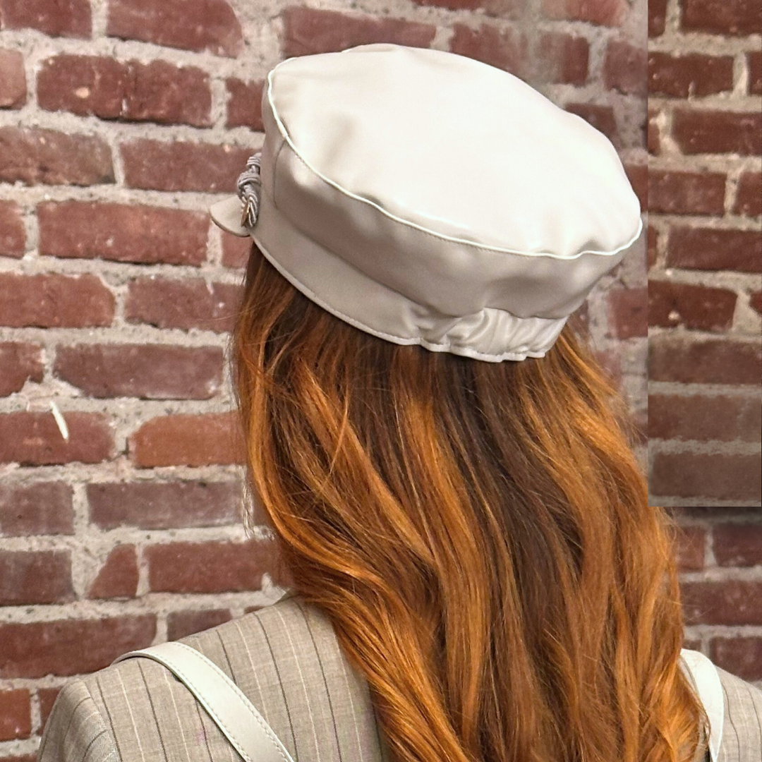 Model mit Bakerboy Cap in creme mit Gummizug hinten