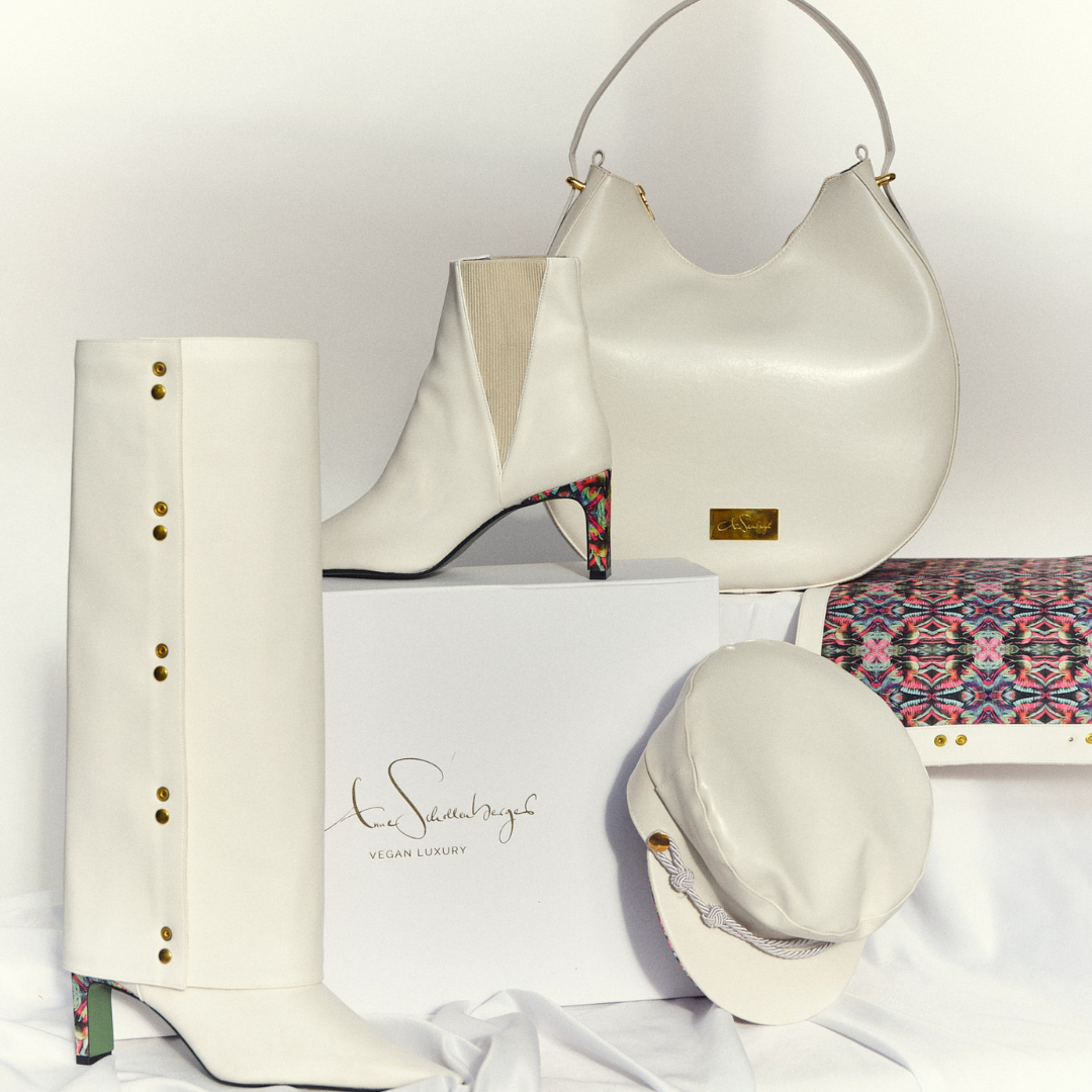 Ensemble Yve aus Handtasche, Bakerboycap, Ankle Boots und Highschaft Boots in creme