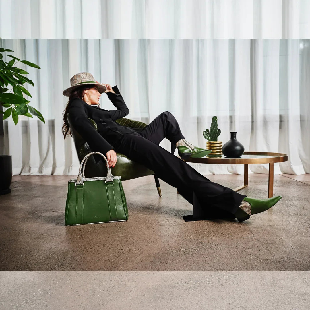 Model mit Ensemble Ethosia aus Tote Bag, Ankle Boots und Hut in oliv-snake