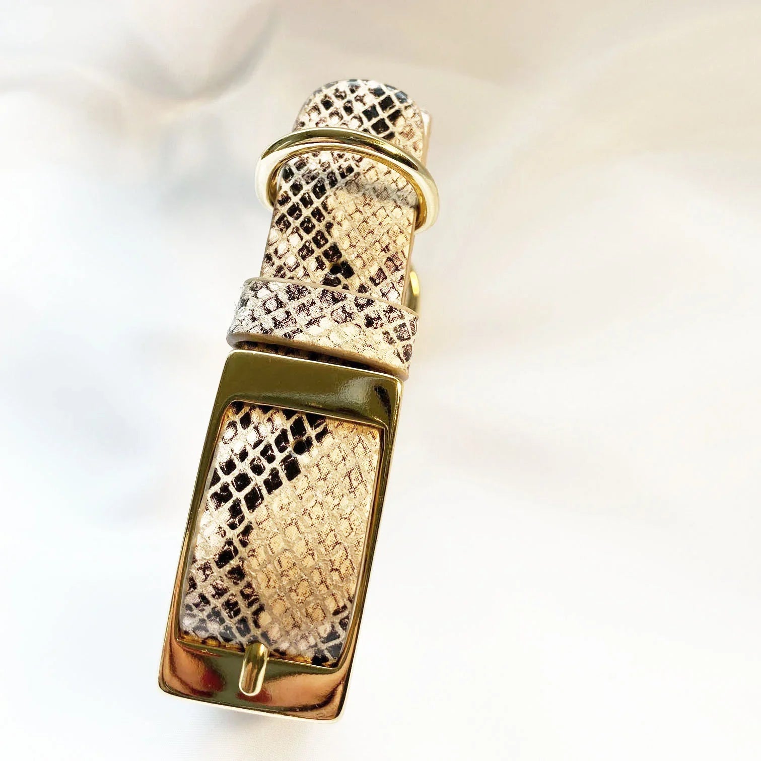 Veganes Hunde Halsband Oceanplastic in Snakeoptic mit goldenen Metallaccessoires