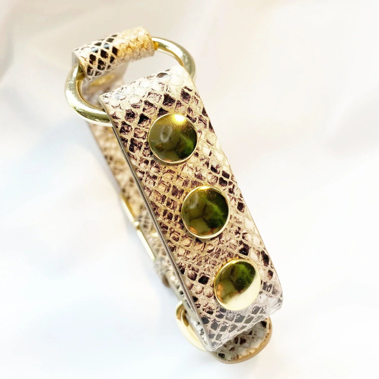 Veganes Hunde Halsband Oceanplastic in Snakeoptic mit goldenen Metallaccessoires