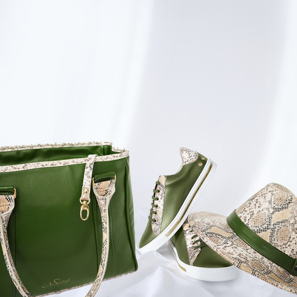 Passende Handtasche, Sneaker und Hut aus veganem Leder in Oliv und Snake-Optik