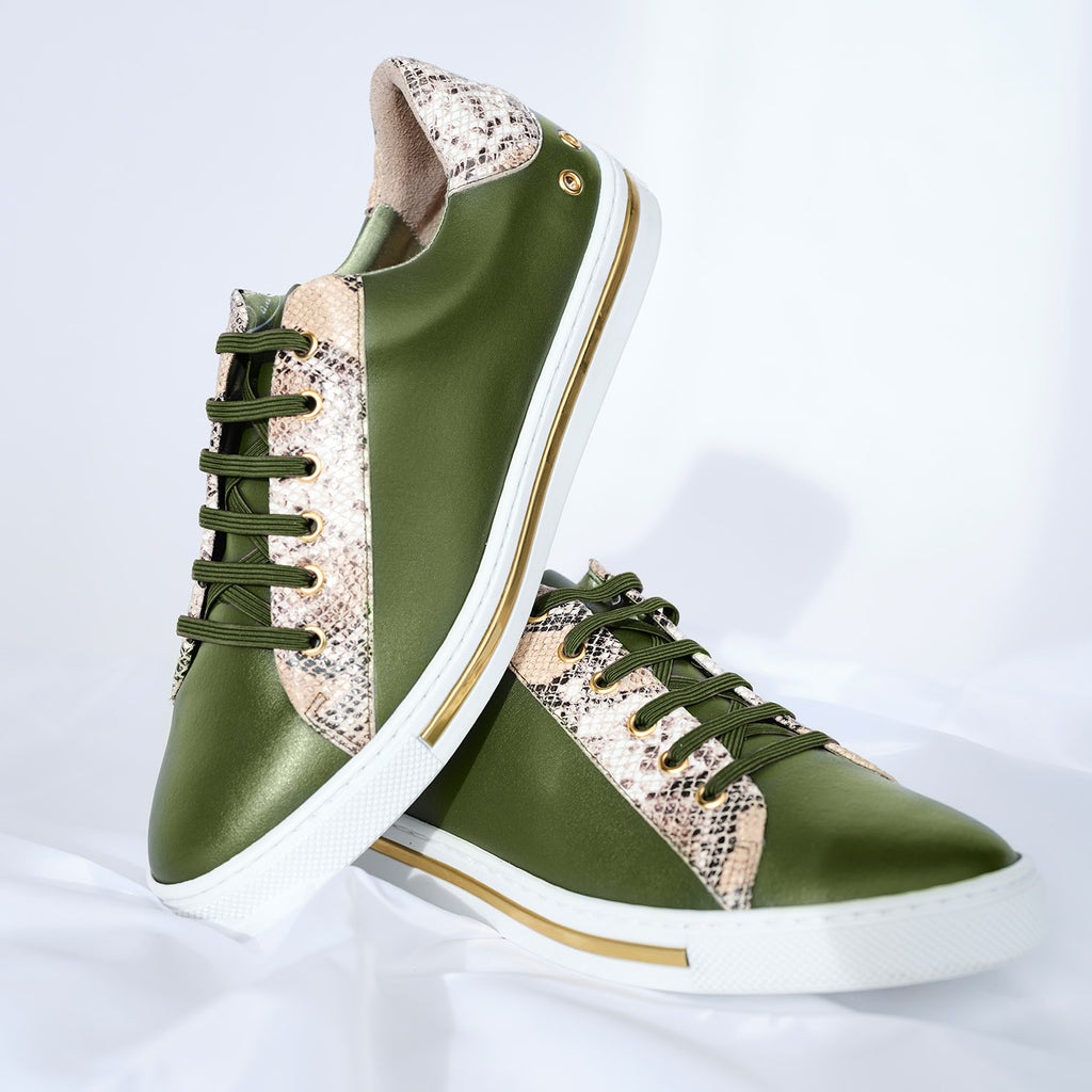 Sneaker aus veganem Leder in Oliv und Snake-Optik