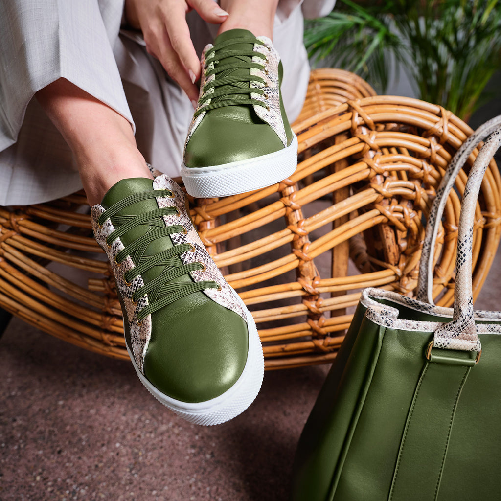Model mit Sneakern und Handtasche Sneaker aus veganem Leder in Oliv und Snake-Optik