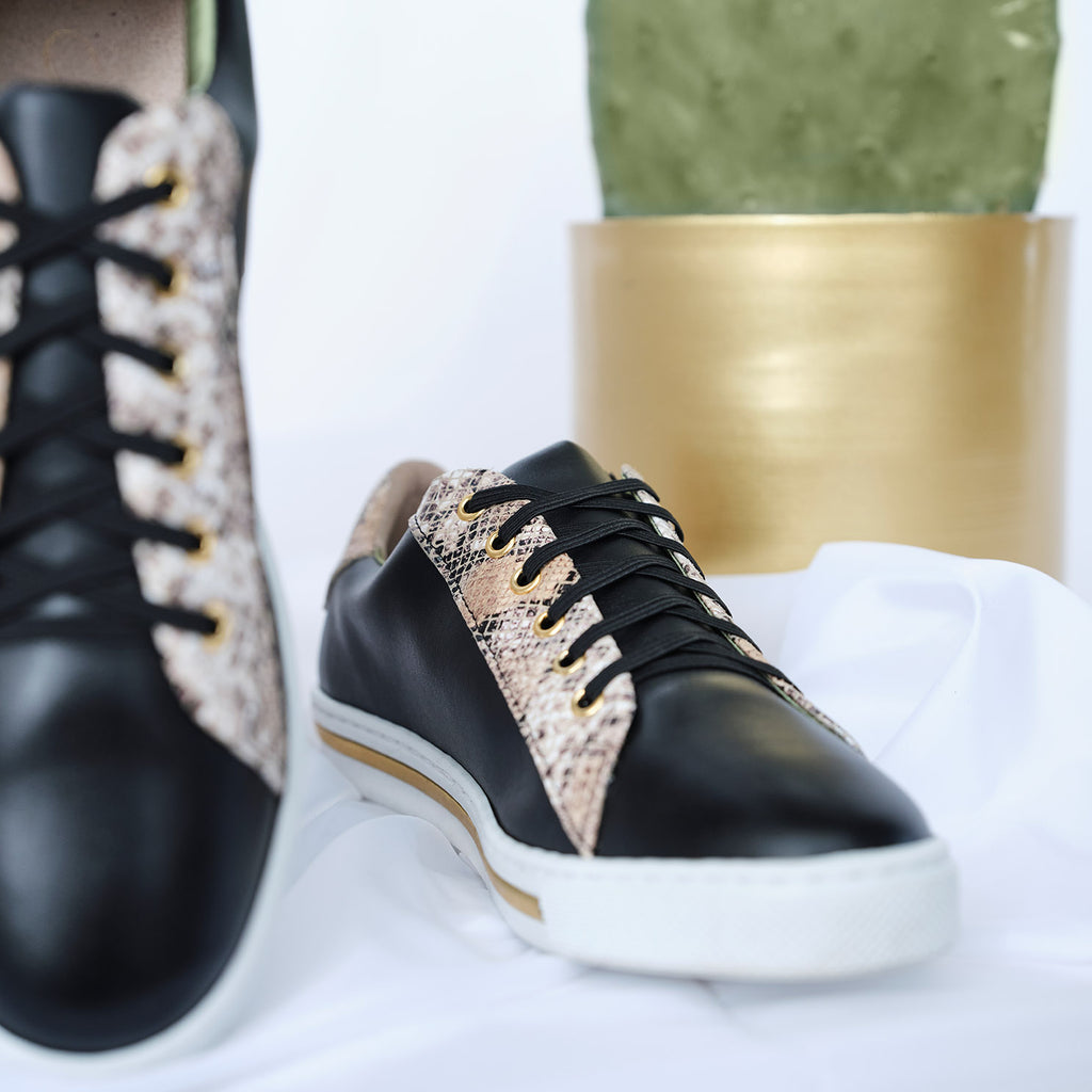 Sneaker aus veganem Leder in Schwarz und Snake-Optik
