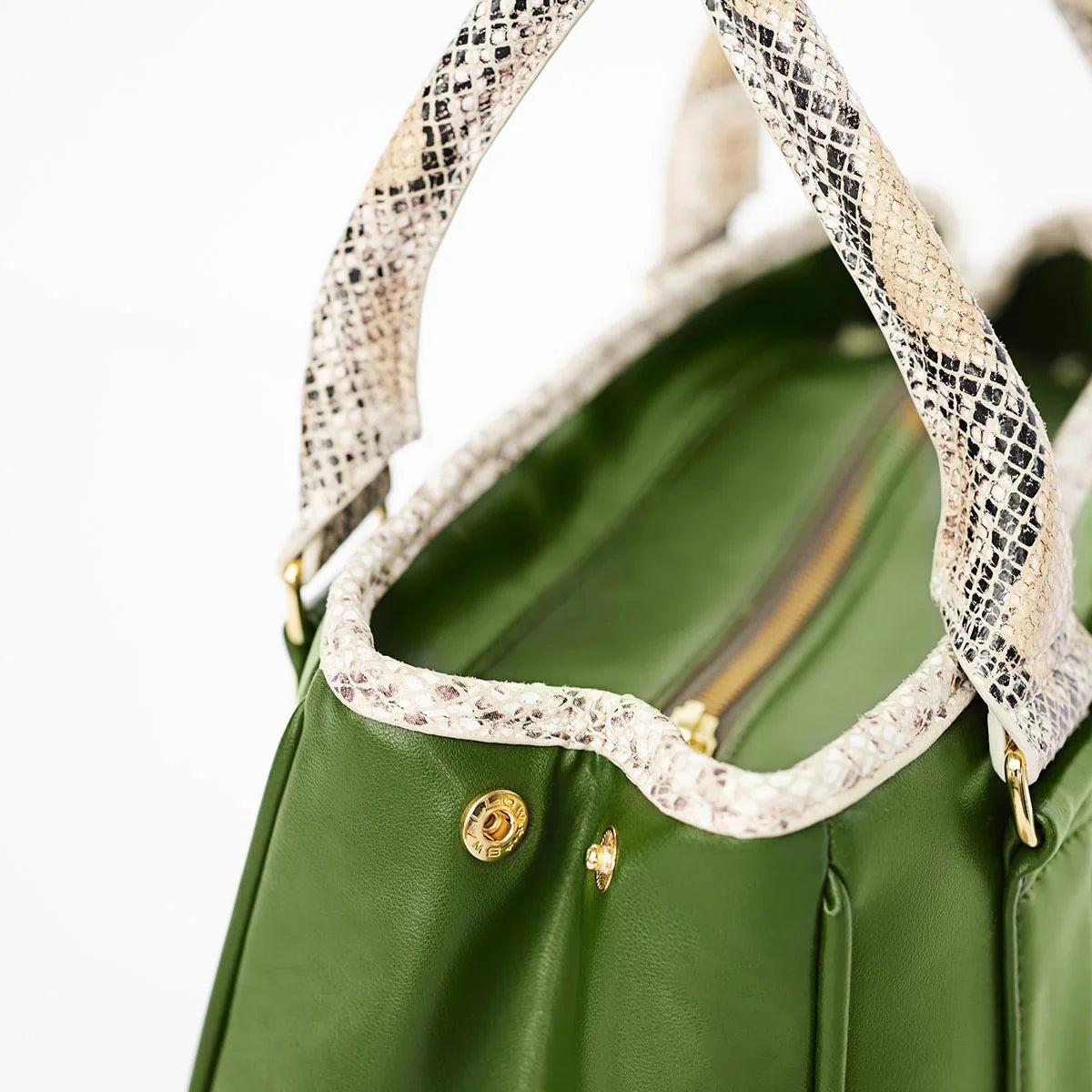 Handtasche aus veganem Leder in Oliv und Snake-Optik mit seitlichem Knopf