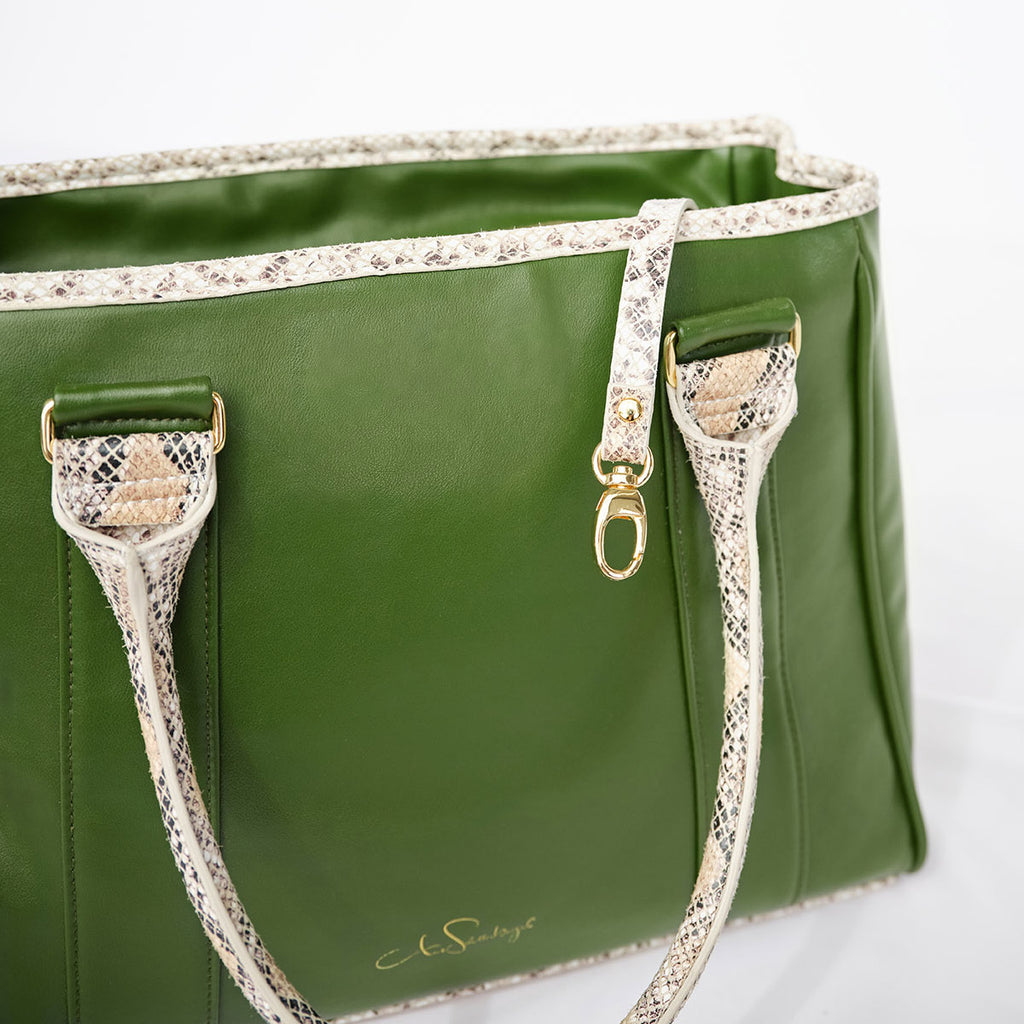 Handtasche aus veganem Leder in Oliv und Snake-Optik mit Schlüsselband