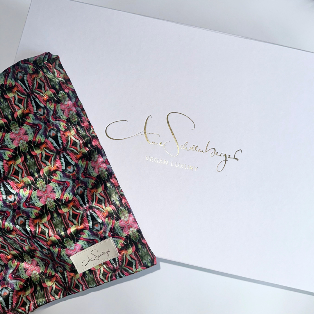Verpackung Anne Schollenberger mit Logo und Schutzbeutel im Yve Design