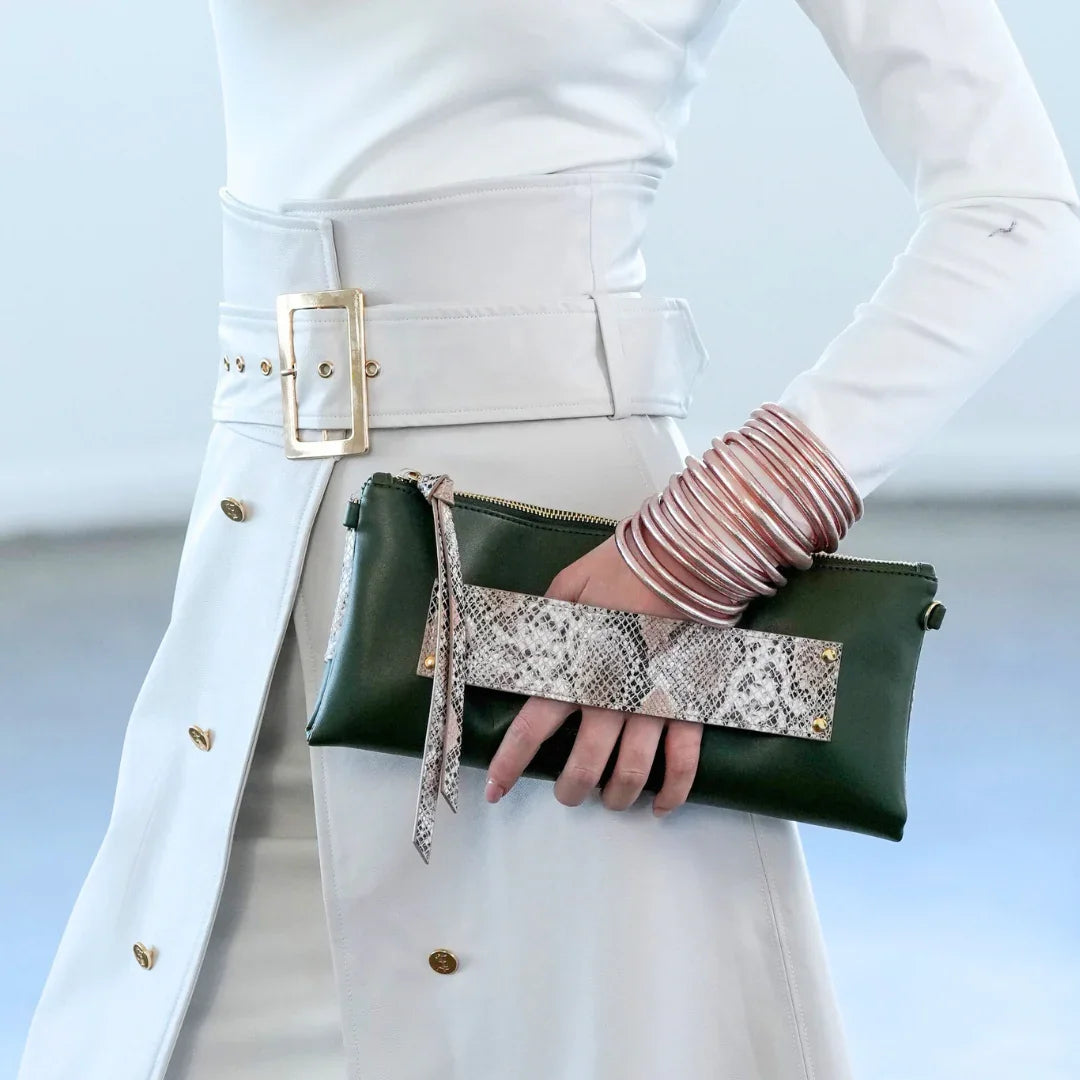 Model mit hellem Outfit und der Clutch Ethosia in oliv-snake aus Kaktusleder