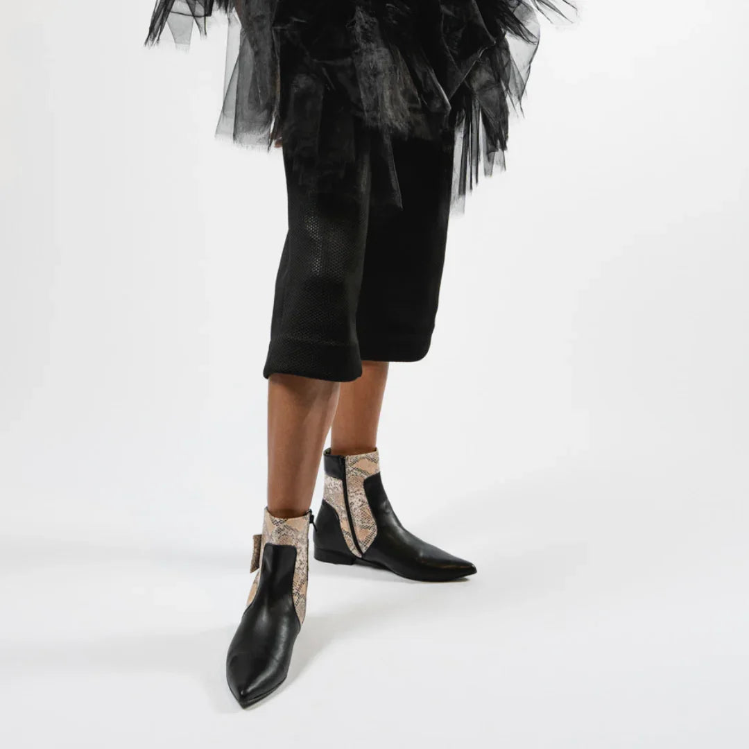 Model mit Ankle Boots Ethosia in schwarz-snake