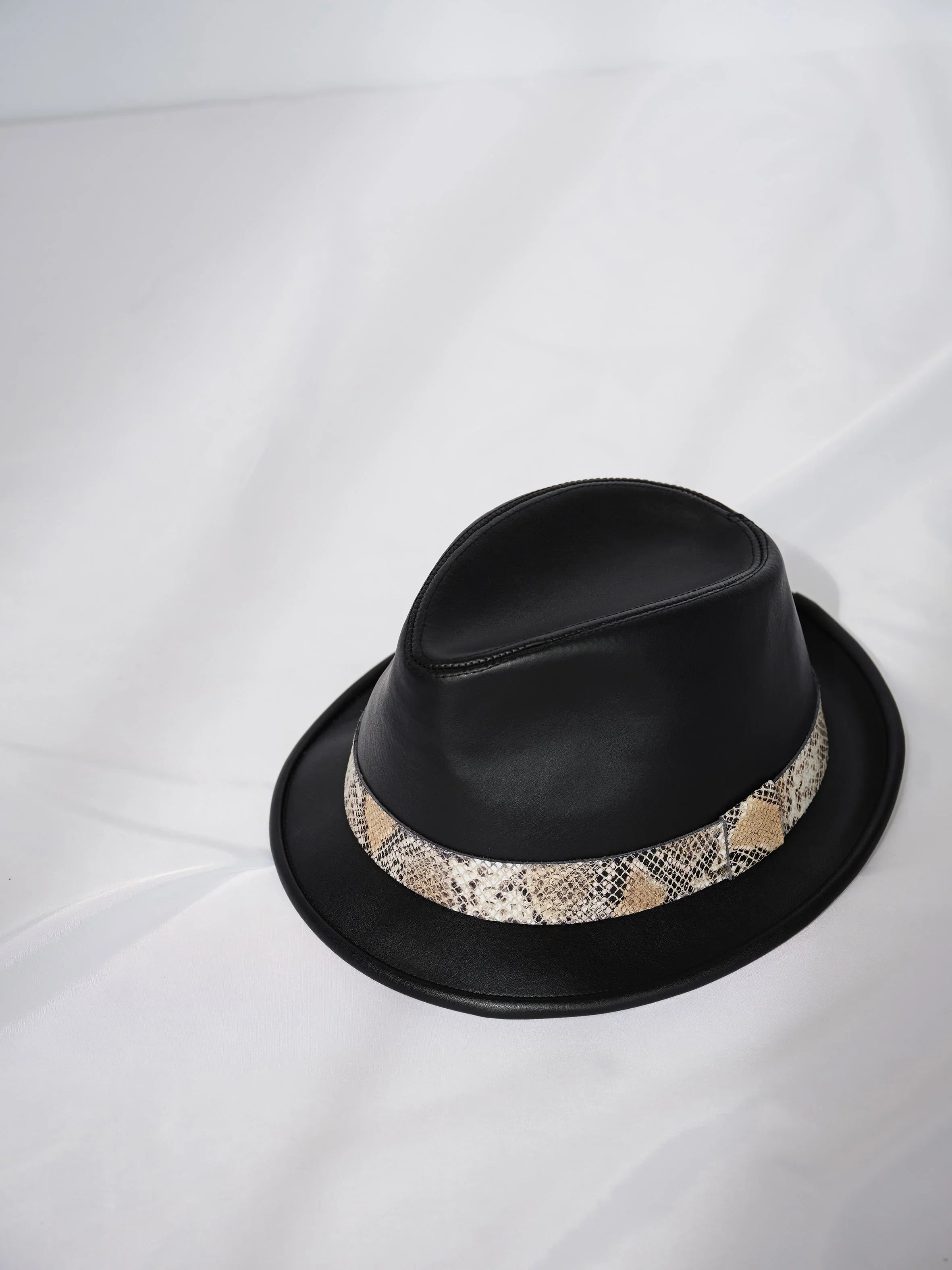 Anne_Schollenberger_hat_black