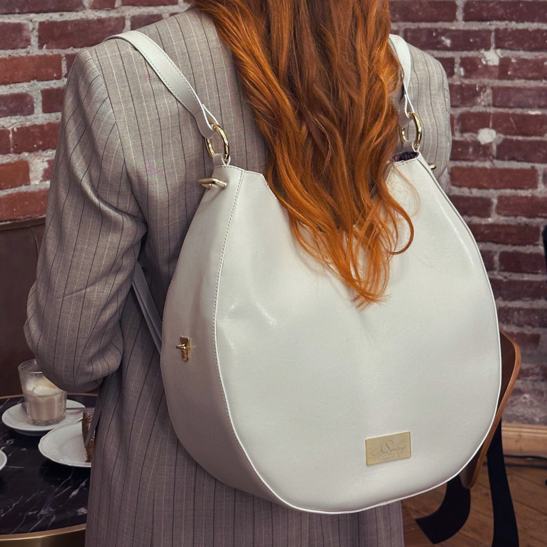Model mit Yve Bag als Rucksack in creme