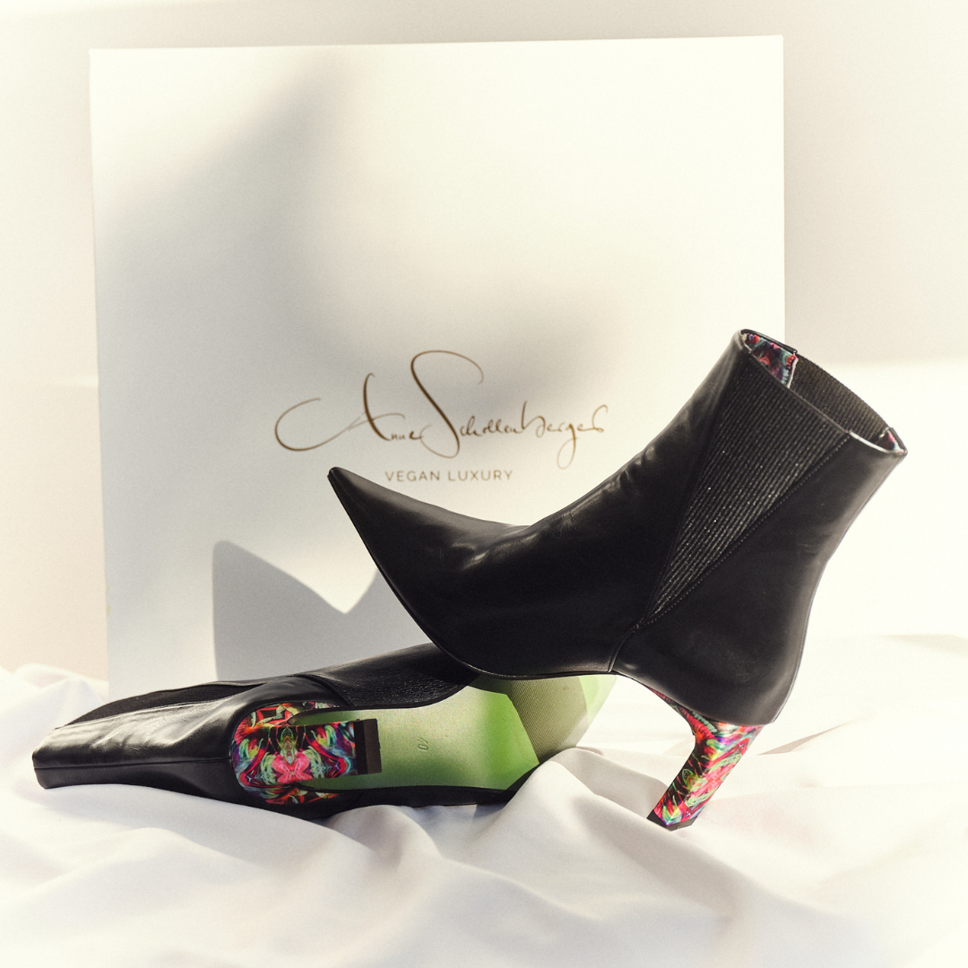 Ankle Boots Yve in chwarz mit Absatz im Kunstdesign und olivfarbener Sohle