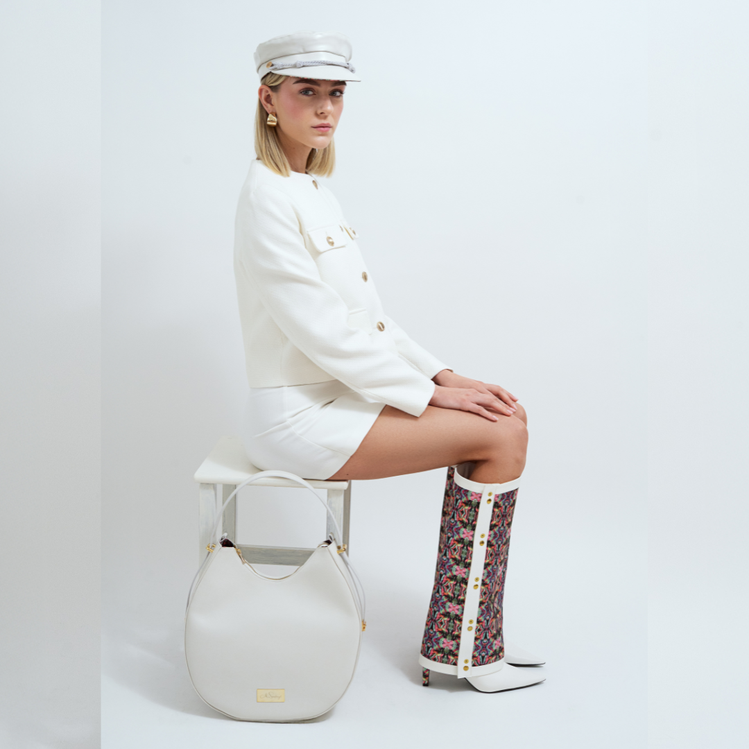 Frau mit Bakerboy Cap und Yve Bag in creme und Yve Boots in creme mit Schaft im Kunst Design
