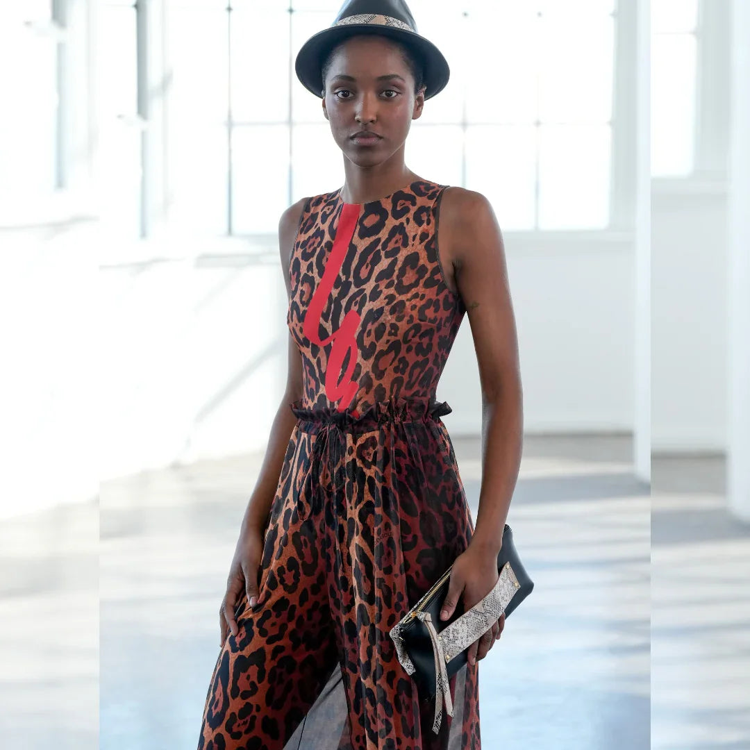 Model mit Clutch Ethosia in schwarz-snake