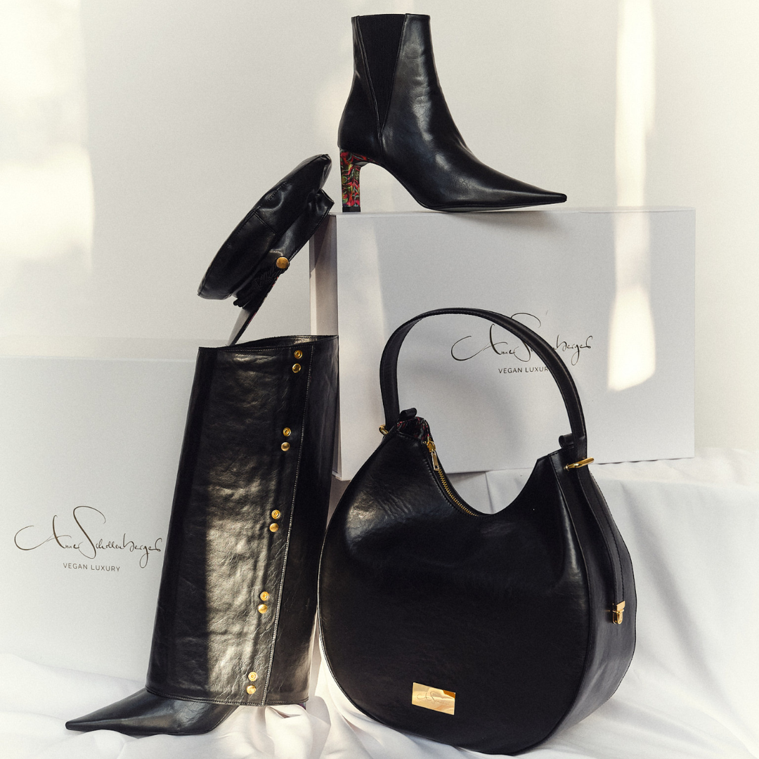 Ensemble Yve aus Handtasche, Bakerboycap und Highschaft Boots in schwarz