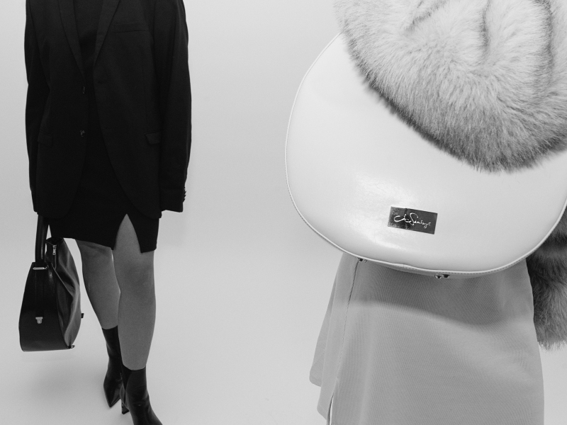 Zwei Models mit der Yve Bag in creme und in schwarz