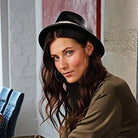 Model mit veganem Hut von Anne Schollenberger aus schwarzem Kaktusleder mit Hutband aus Oceanplastic in Snakeoptic