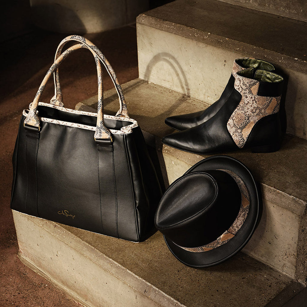 Kombination Handtasche, Schuhe und Hut in schwarz und Snakeoptik aus veganem Leder