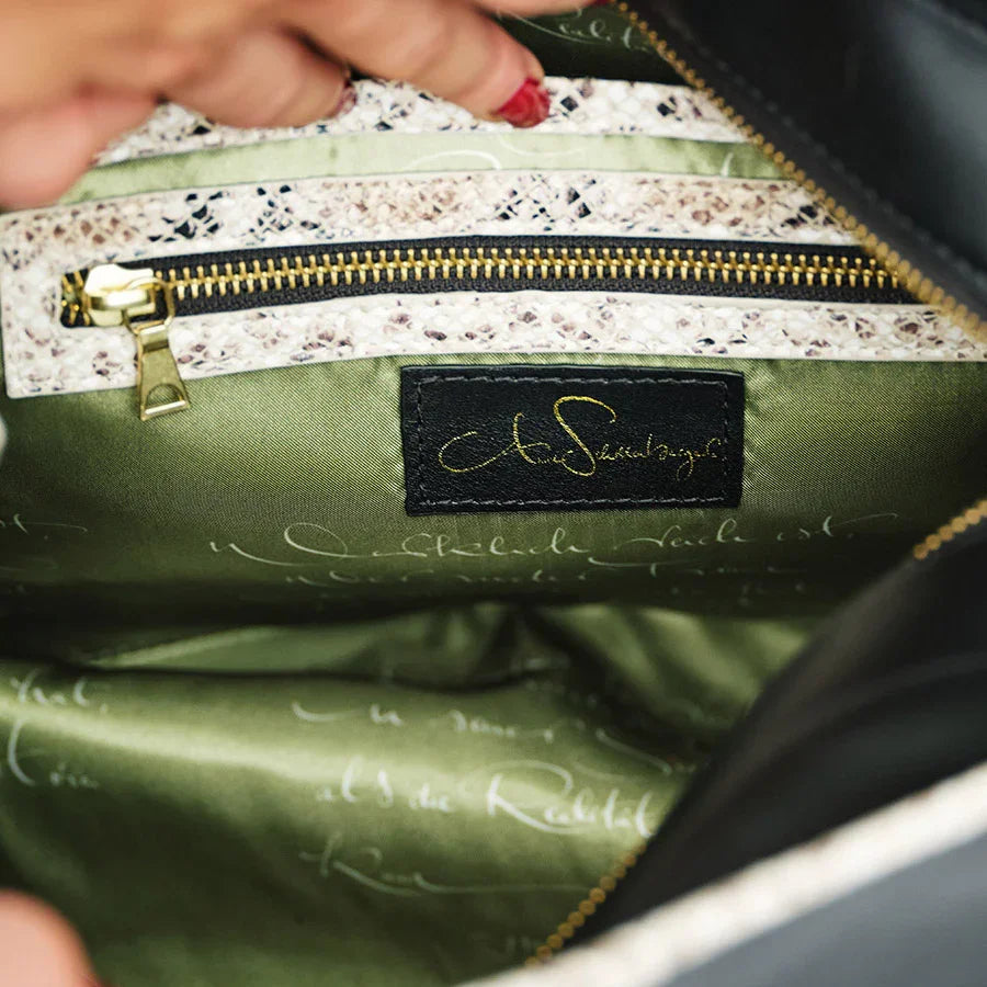 Handtasche aus veganem Leder in Oliv und Snake-Optik mit Innentasche und Reißverschluss