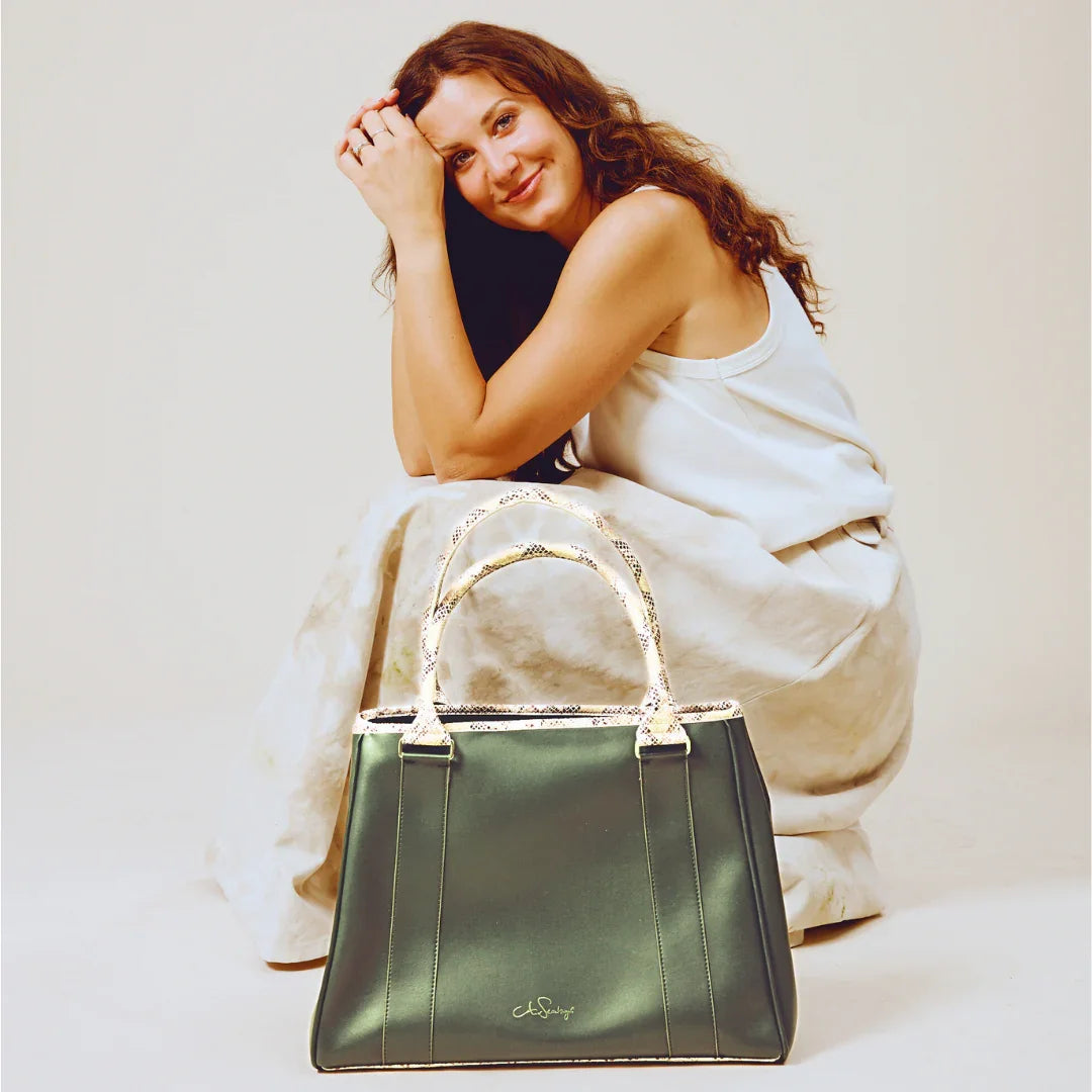 Model mit Tote Bag Ethosia in oliv